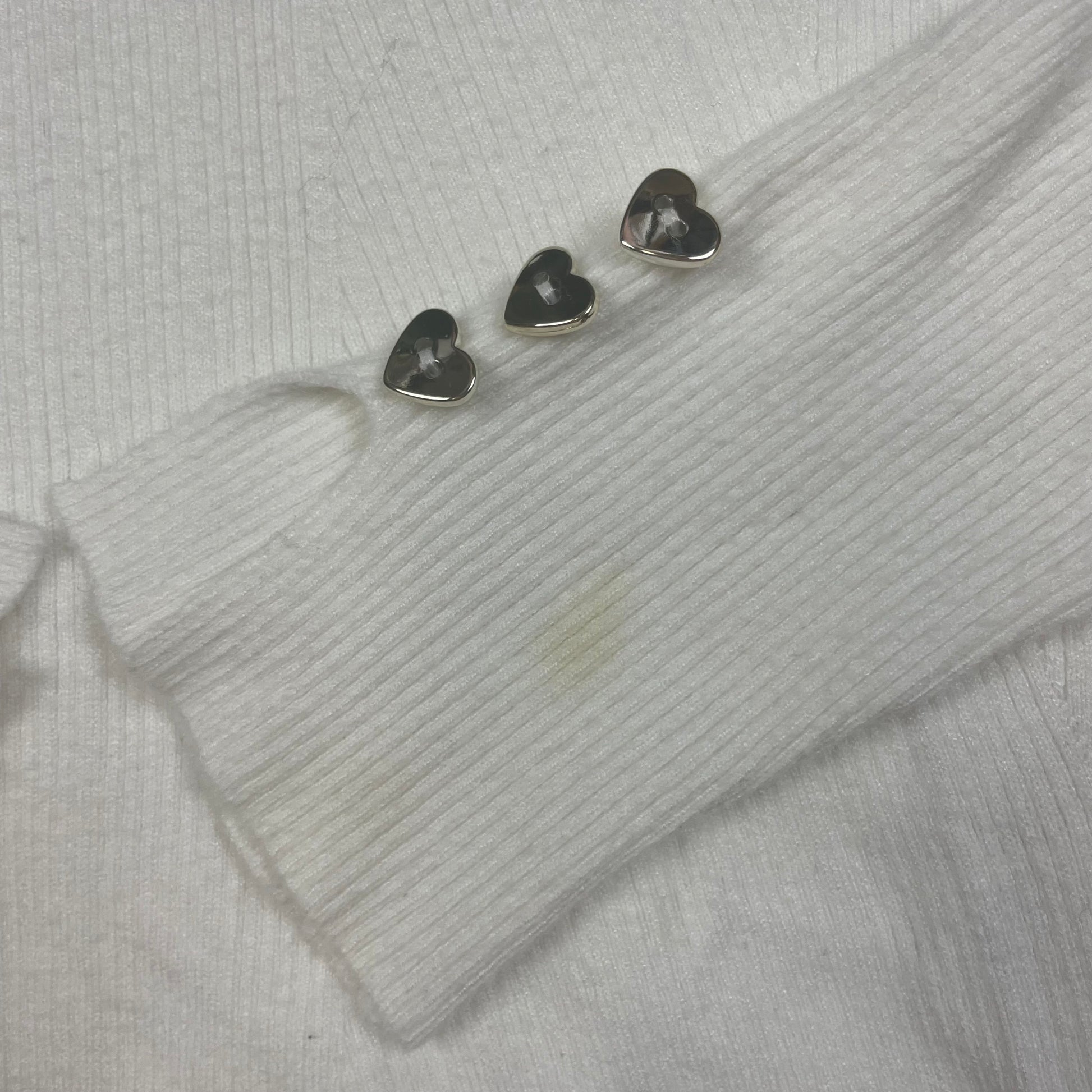 Weißer Pullover mit Herzakzenten für Mädchen – detail