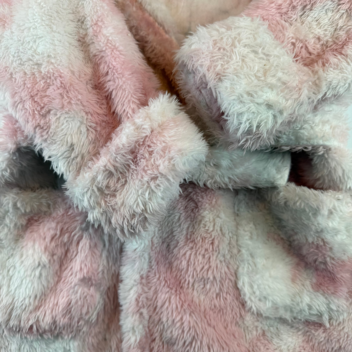 Rosa-weißer Kinder-Bademantel aus Fleece mit Einhorn-Kapuze, Bindegürtel und Taschen – detail