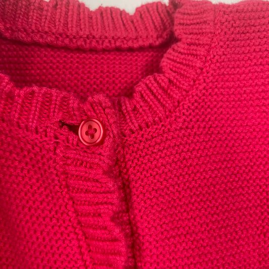 Rote Strickjacke aus Baumwolle mit Rüschenkragen und Knopfleiste. – fabric