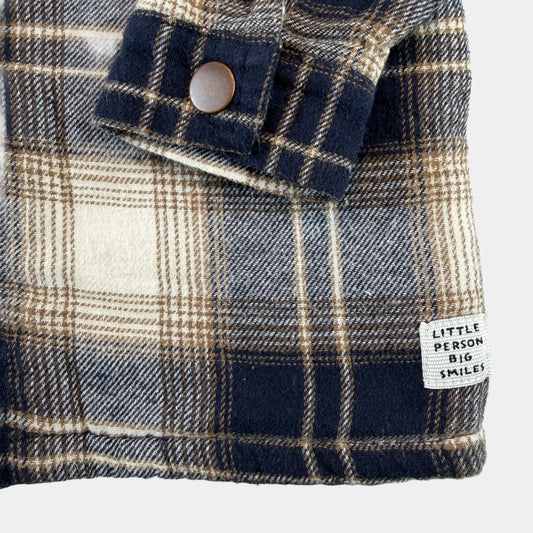 Blau-weiß karierte Baby-Jacke mit Teddykragen und Druckknöpfen – sleeve