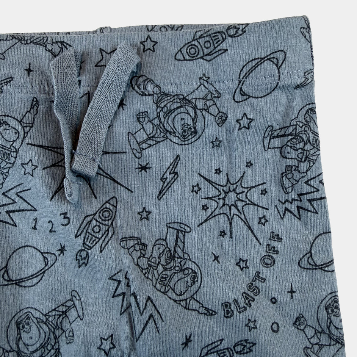 Graue Babyhose mit Weltraum-Print und Bindeband, Größe 0-3 Monate – detail