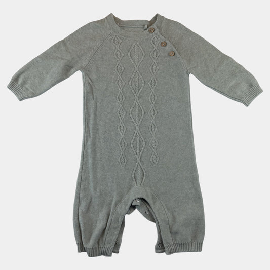 Grauer Strickoverall für Babys mit Zopfmuster und Knöpfen an der Schulter – front