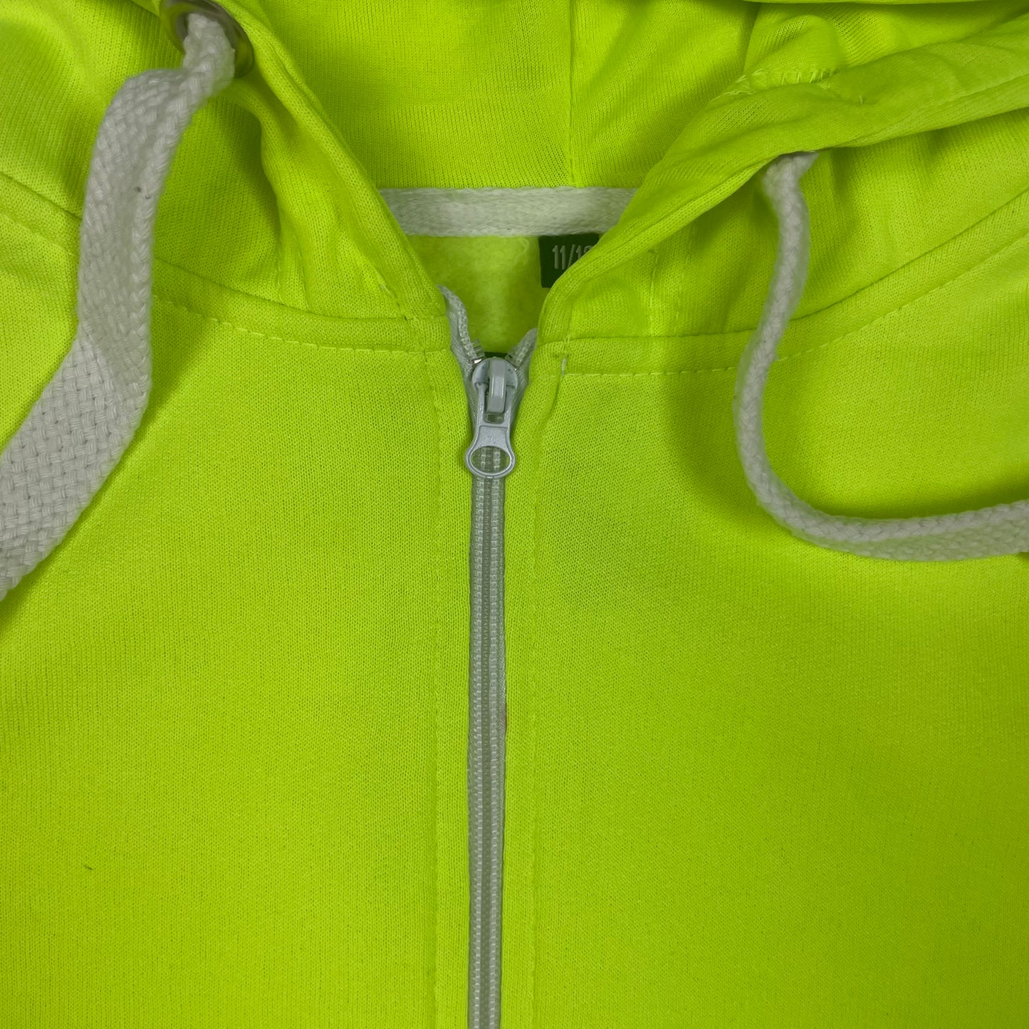 Leuchtender Kapuzenpullover mit Reißverschluss und Kängurutaschen – detail