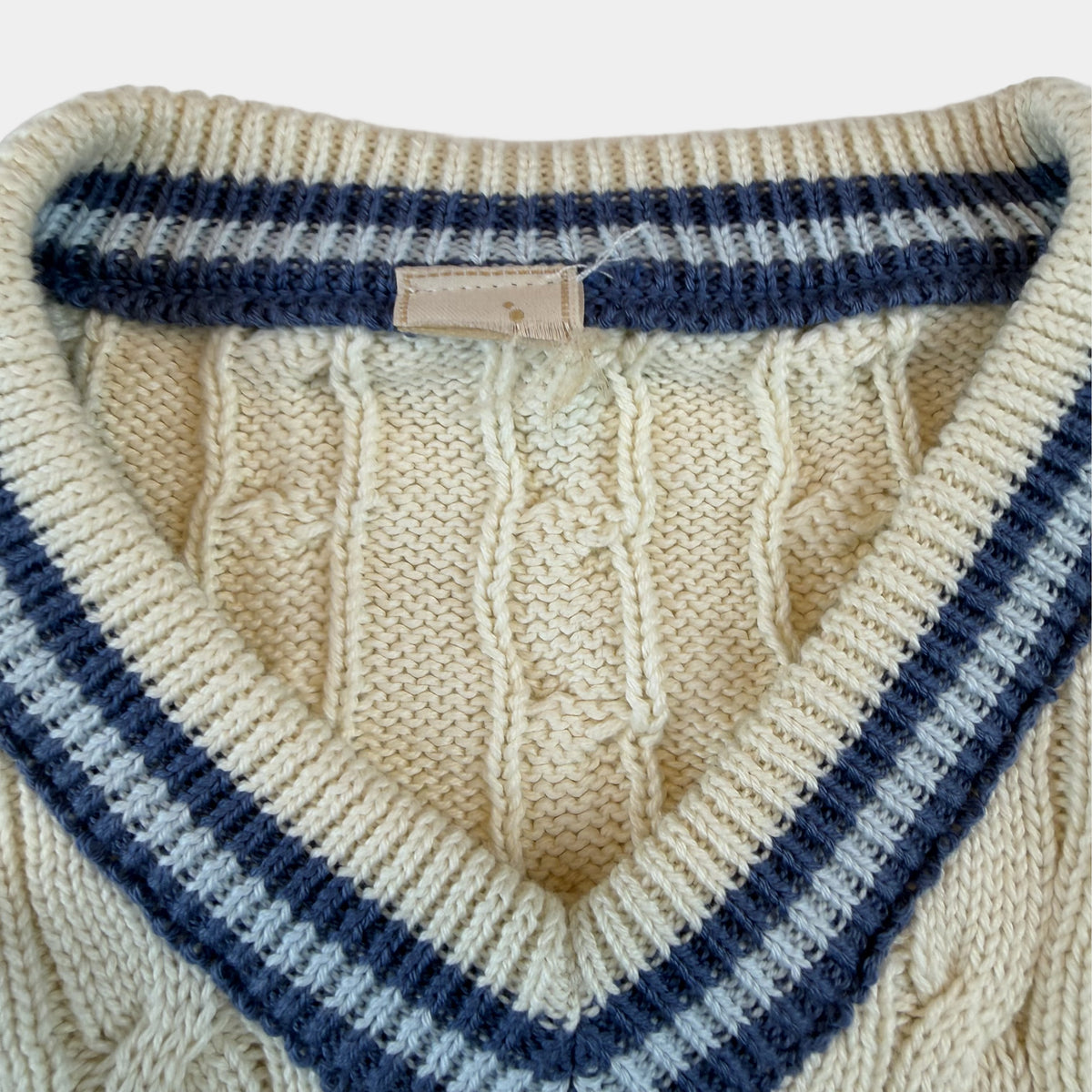 Cremer Kinder-Strickpullover mit Zopfmuster, V-Ausschnitt und blauen Streifenbündchen – detail