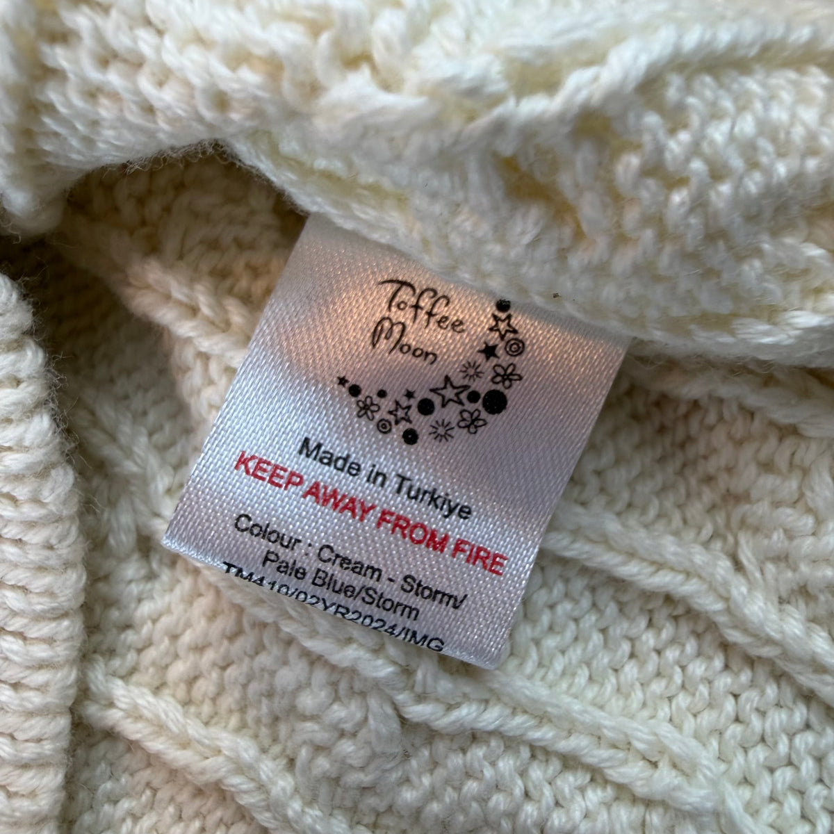 Cremer Kinder-Strickpullover mit Zopfmuster, V-Ausschnitt und blauen Streifenbündchen – label