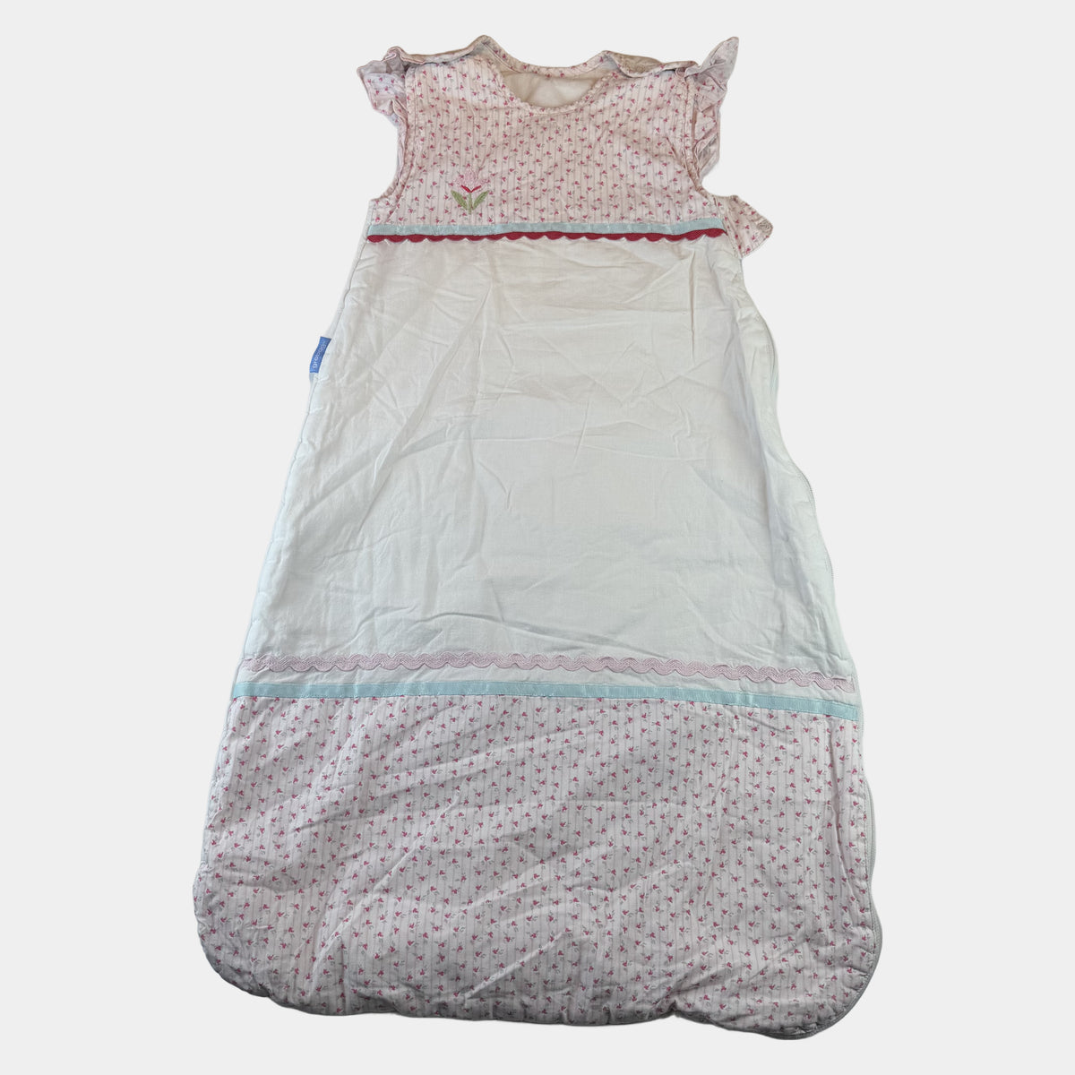 Weißer Babyschlafsack mit rosa Blümchenmuster und Stickdetail, Gro, Größe 6–18 Monate – front