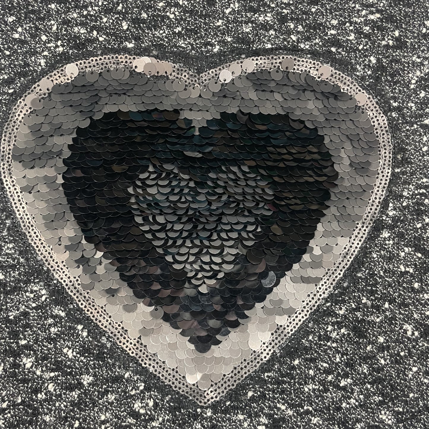 Grauer Strickpullover mit Herzmotiv aus Pailletten, lange Ärmel – detail