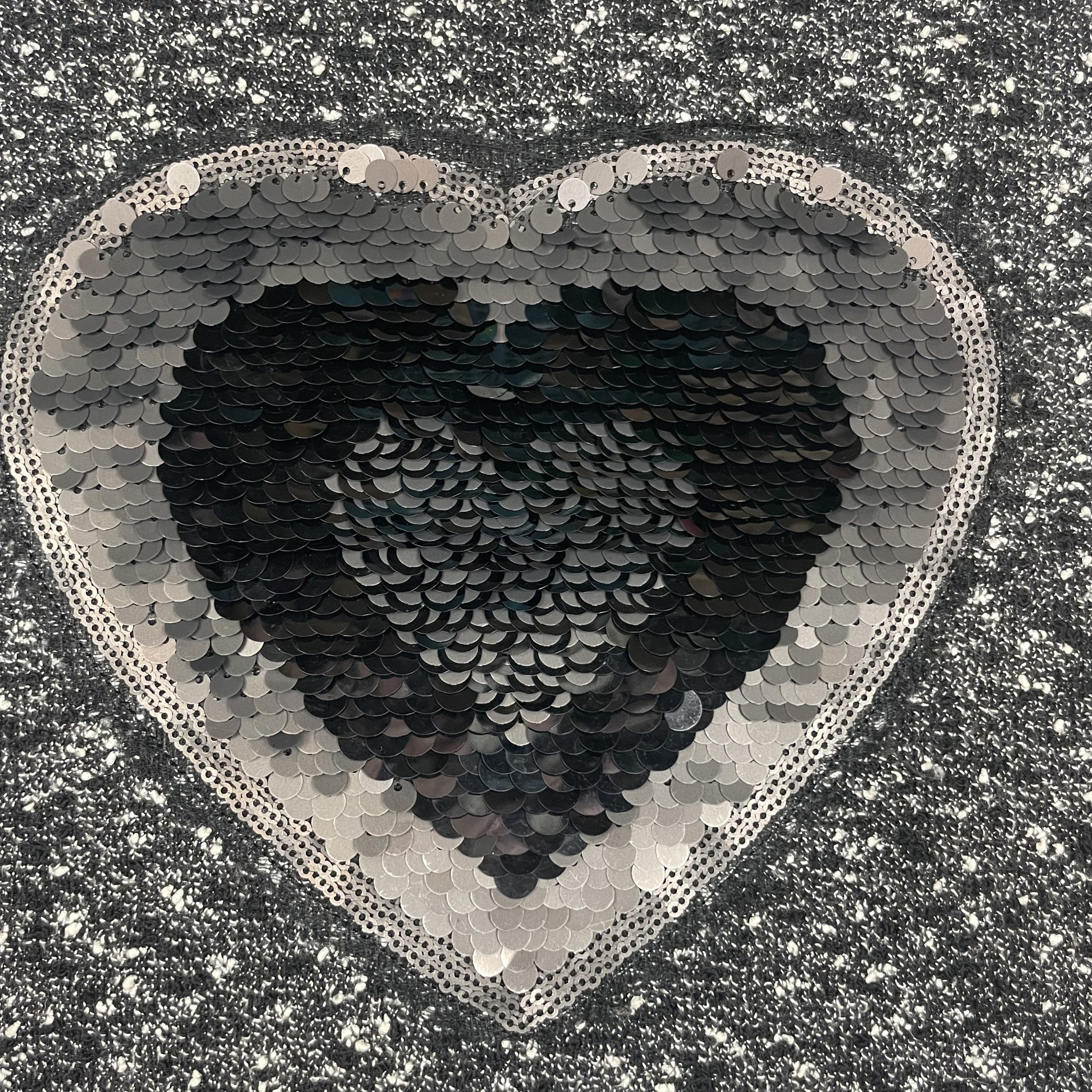 Grauer Strickpullover mit Herzmotiv aus Pailletten, lange Ärmel – detail