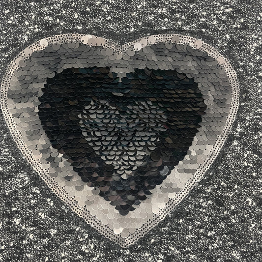 Grauer Strickpullover mit Herzmotiv aus Pailletten, lange Ärmel – detail