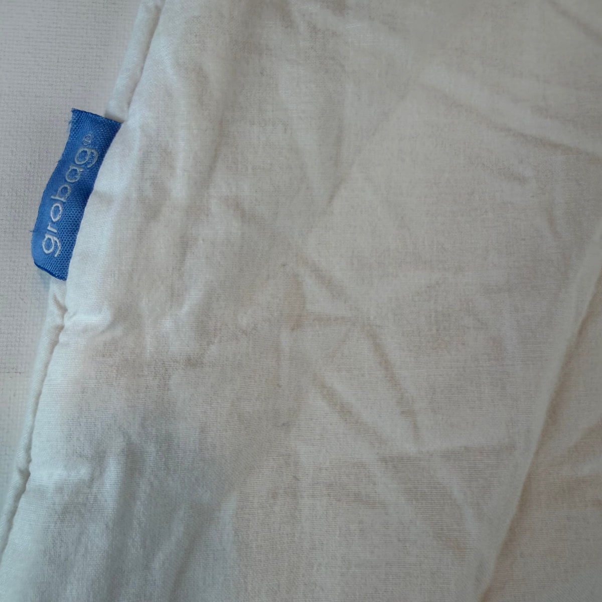 Weißer Babyschlafsack mit rosa Blümchenmuster und Stickdetail, Gro, Größe 6–18 Monate – label
