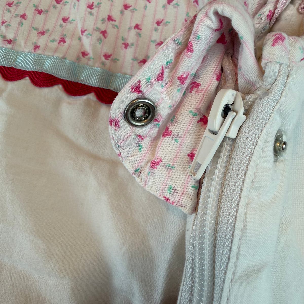 Weißer Babyschlafsack mit rosa Blümchenmuster und Stickdetail, Gro, Größe 6–18 Monate – zip