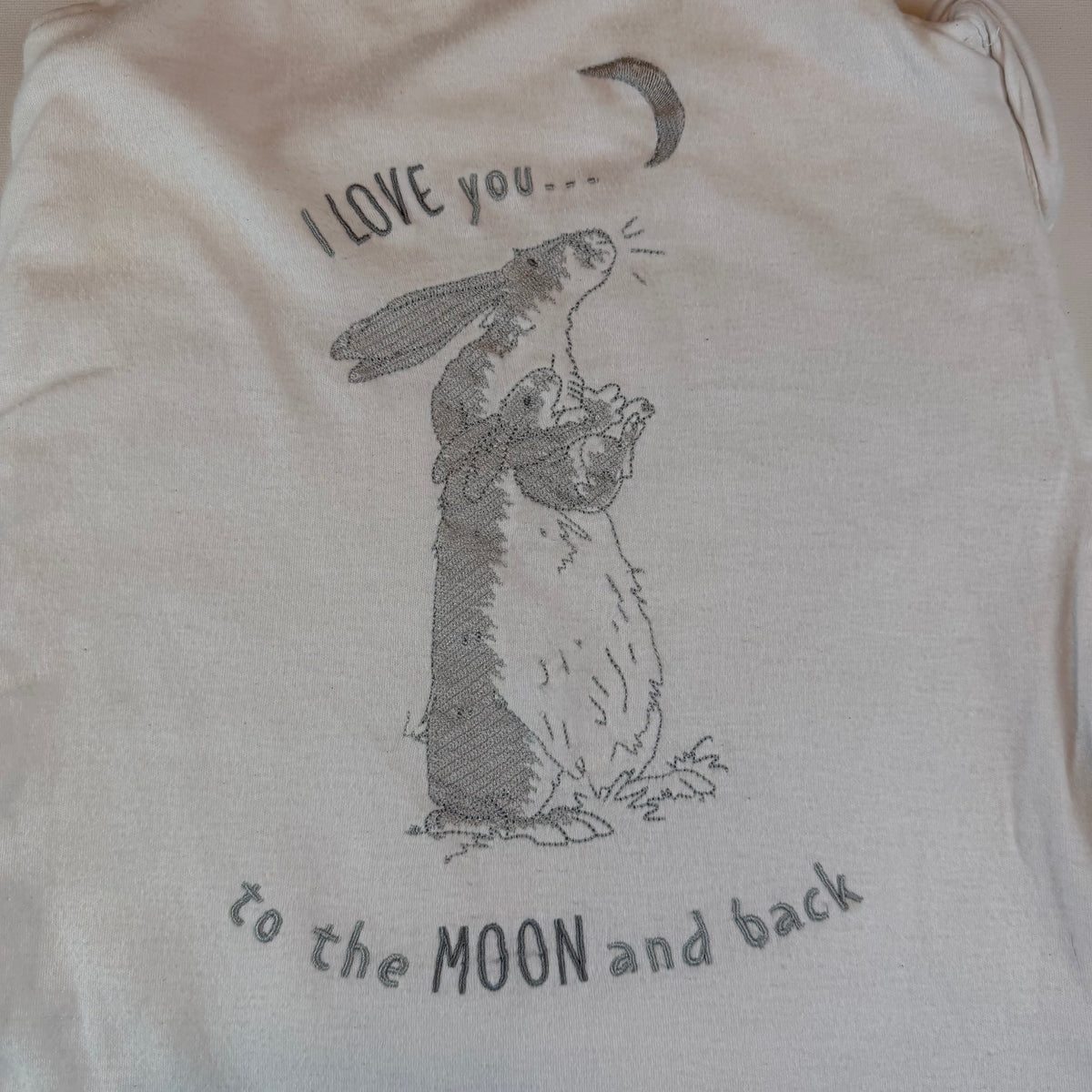 Weißer Baby-Schlafsack mit Hase-Print und seitlichem Reißverschluss – detail