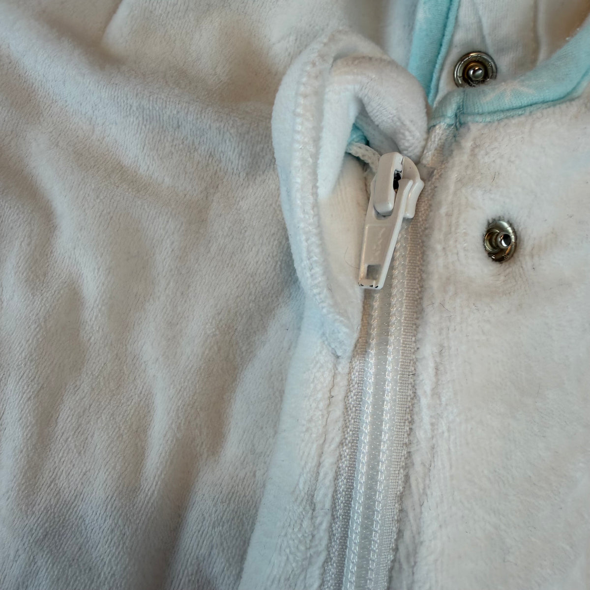 Weißer Baby-Schlafsack mit türkisfarbenem Pinguin-Motiv und Reißverschluss – zip