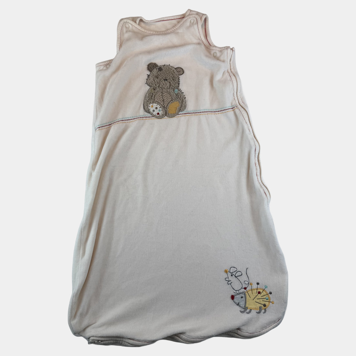 Cremeweißer Babyschlafsack mit Bär- und Igel-Stickerei – front