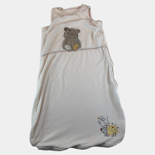 Cremeweißer Babyschlafsack mit Bär- und Igel-Stickerei – front