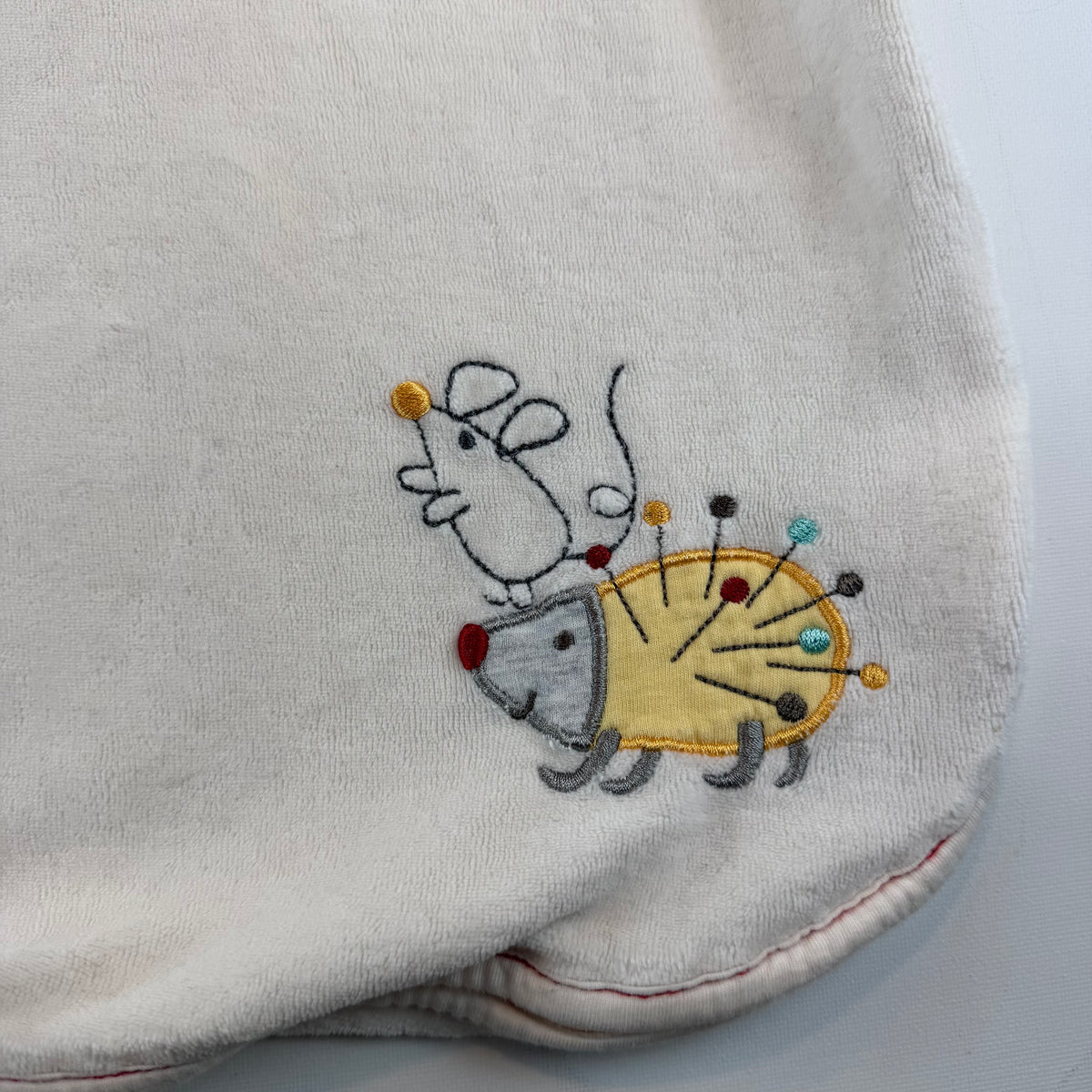 Cremeweißer Babyschlafsack mit Bär- und Igel-Stickerei – detail