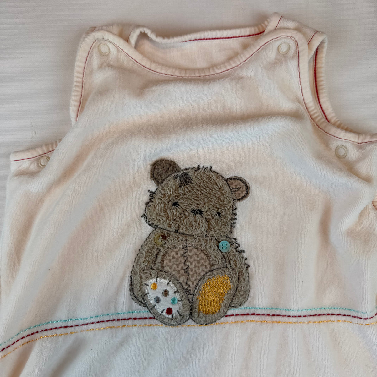 Cremeweißer Babyschlafsack mit Bär- und Igel-Stickerei – fabric