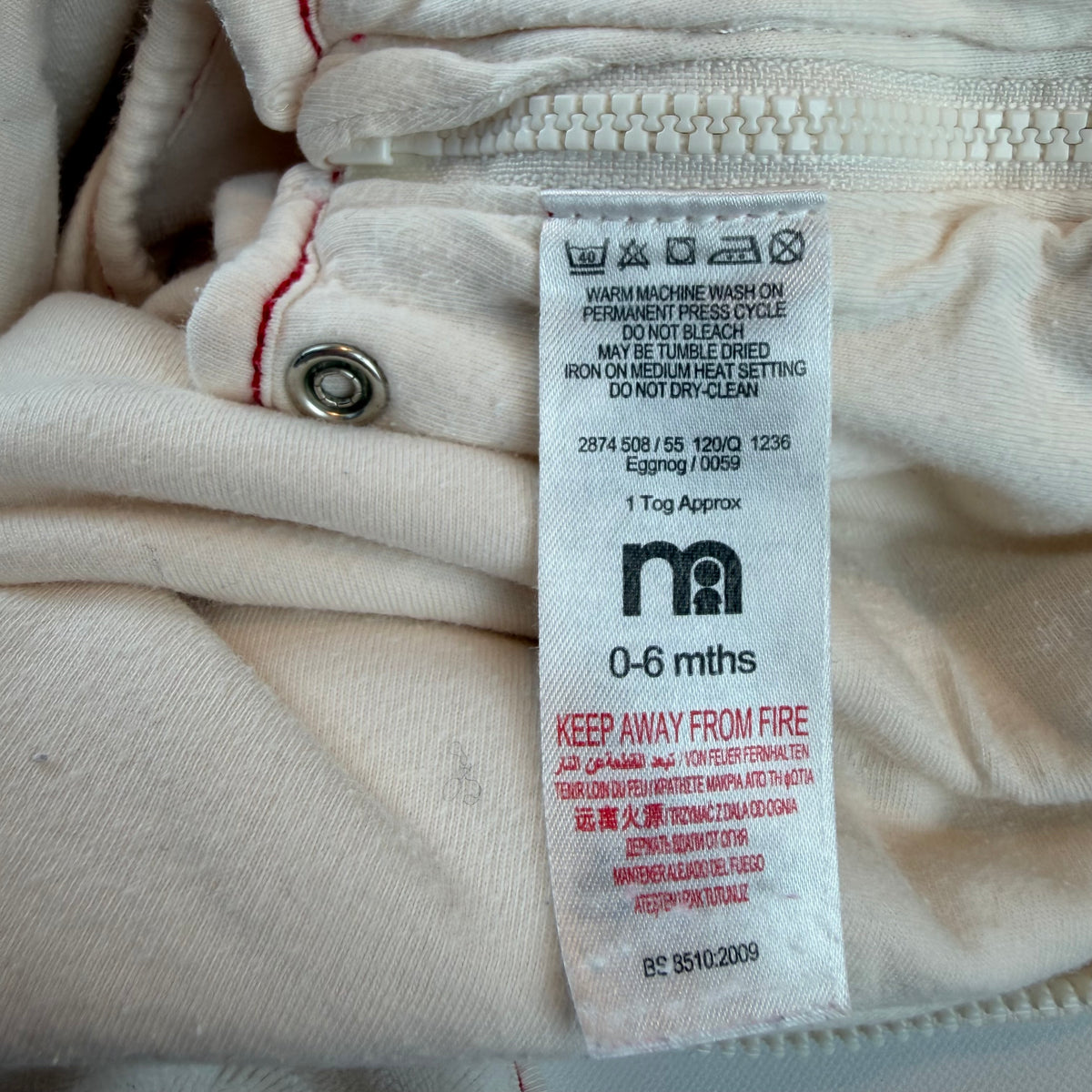 Cremeweißer Babyschlafsack mit Bär- und Igel-Stickerei – label