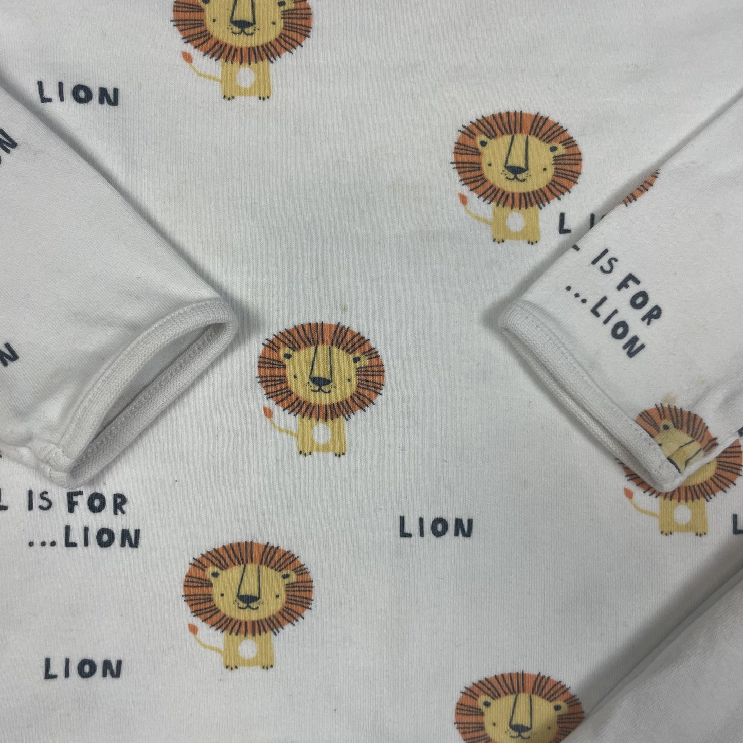 Weißer Baumwoll-Schlafanzug mit Löwenmotiv und langen Ärmeln – detail
