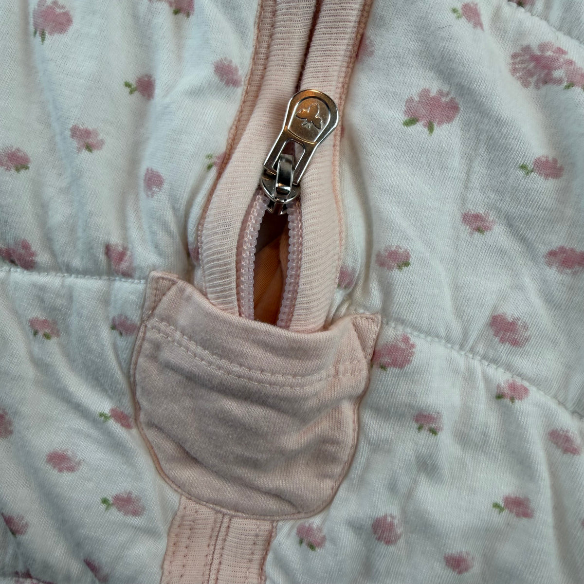 Weißer wattierter Babyschlafsack mit rosa Blümchenmuster und Frontreißverschluss – zip