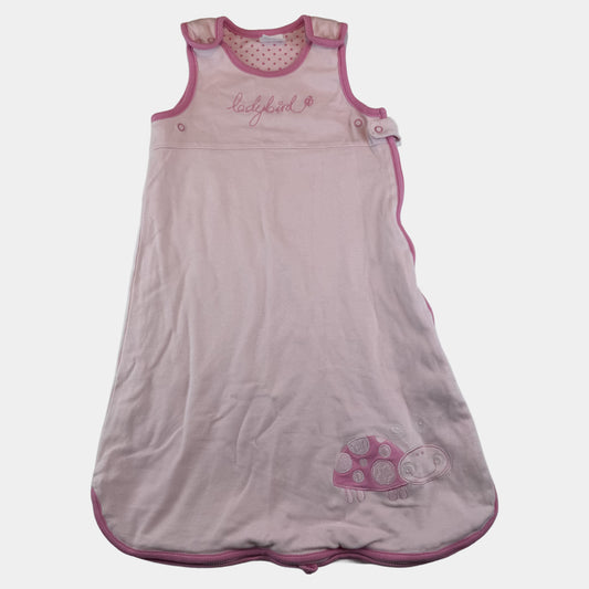 Rosa Baby-Schlafsack aus Baumwolle mit Käfer-Motiv und Druckknöpfen – front