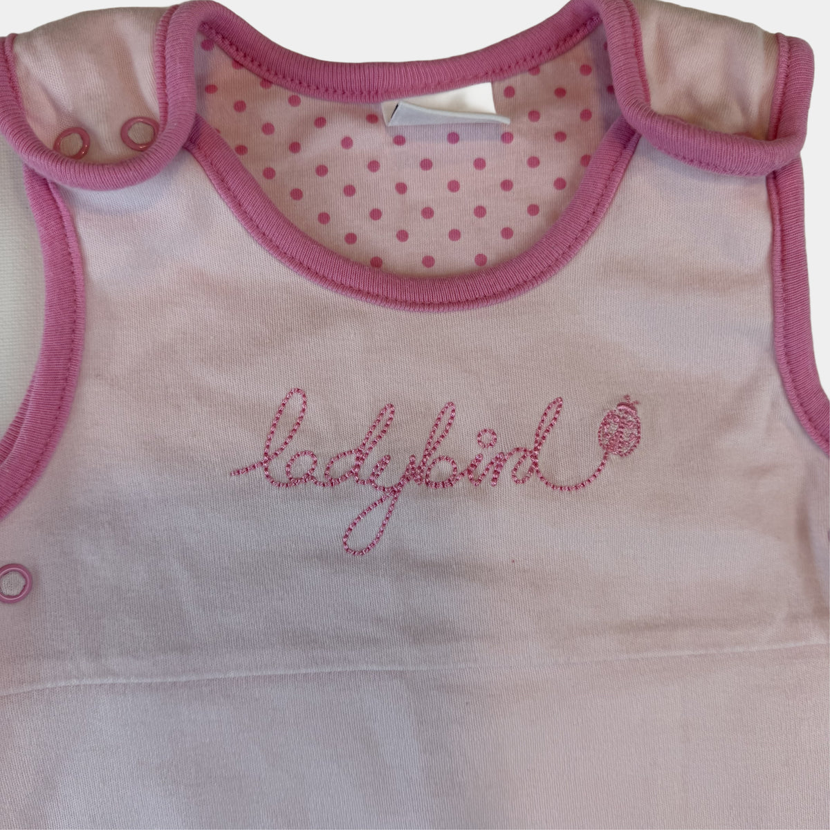 Rosa Baby-Schlafsack aus Baumwolle mit Käfer-Motiv und Druckknöpfen – fabric