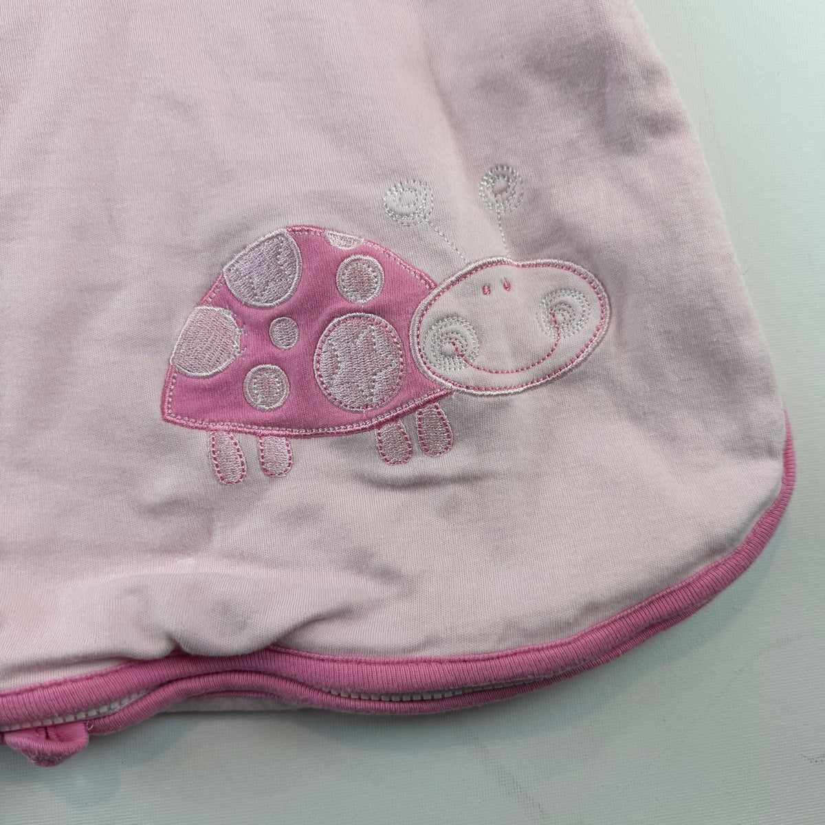 Rosa Baby-Schlafsack aus Baumwolle mit Käfer-Motiv und Druckknöpfen – detail