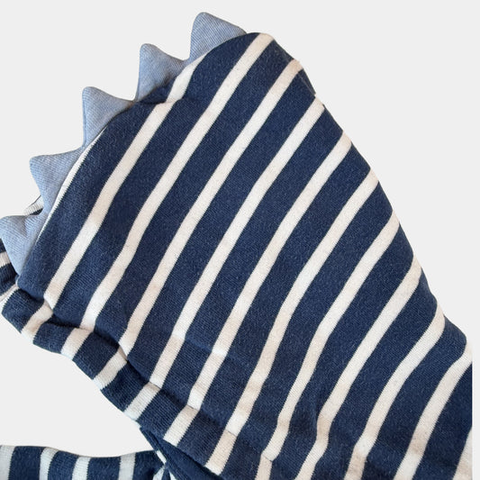 Blau-weiß gestreifte Kapuzenjacke mit Reißverschluss und Dino-Zacken – detail