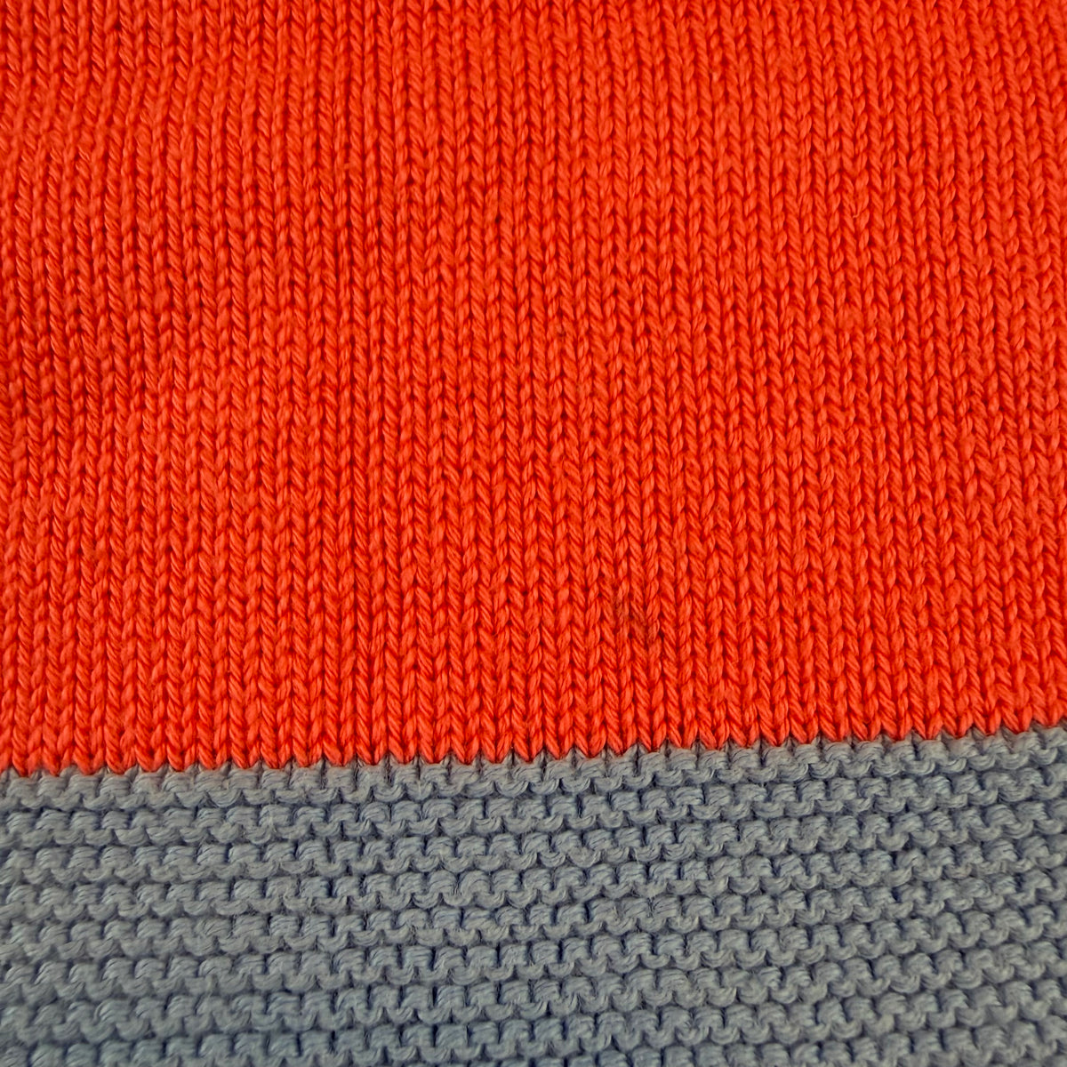 Mehrfarbiges gestricktes Baby-Kleid mit Blockstreifen und Schulterknöpfen – detail