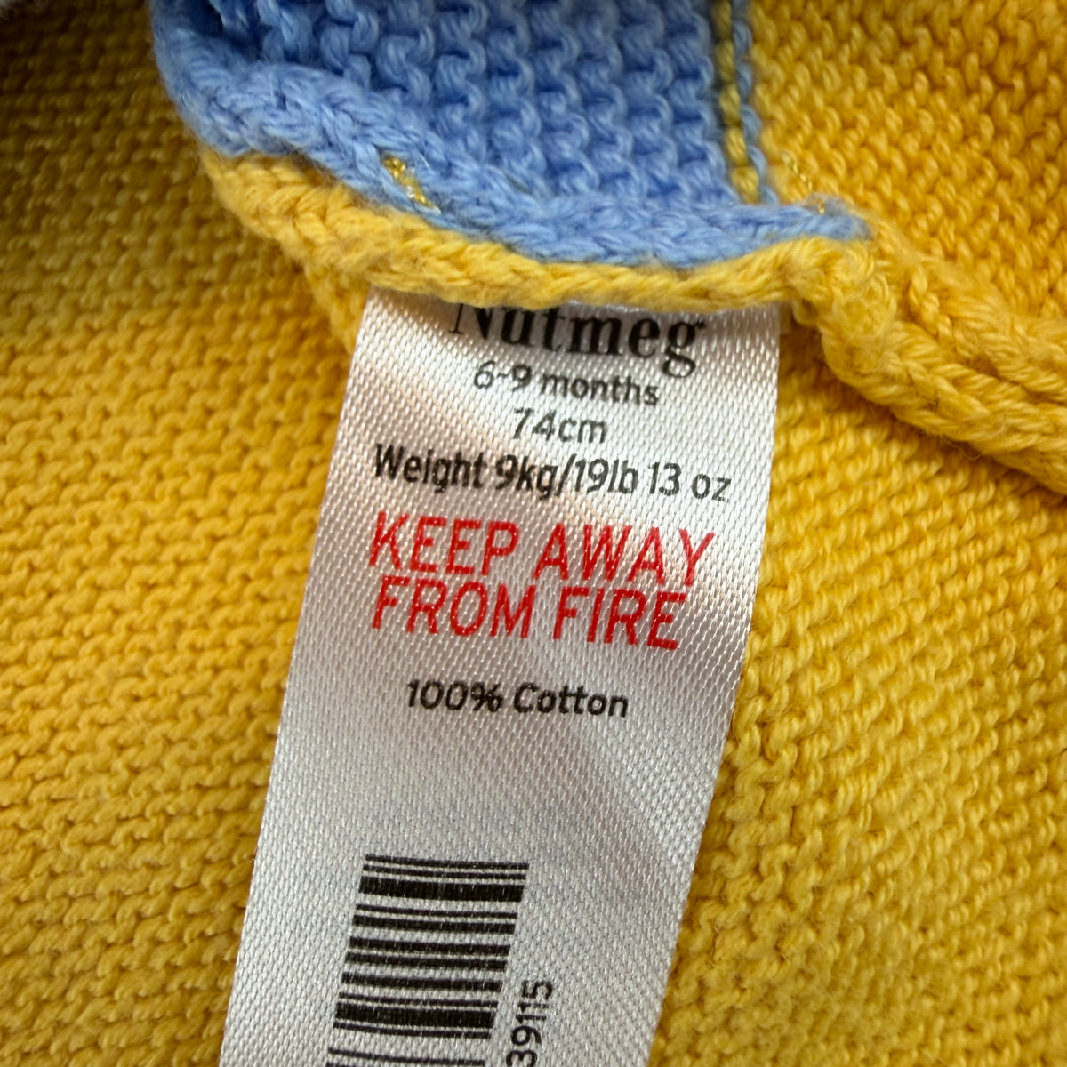 Mehrfarbiges gestricktes Baby-Kleid mit Blockstreifen und Schulterknöpfen – label