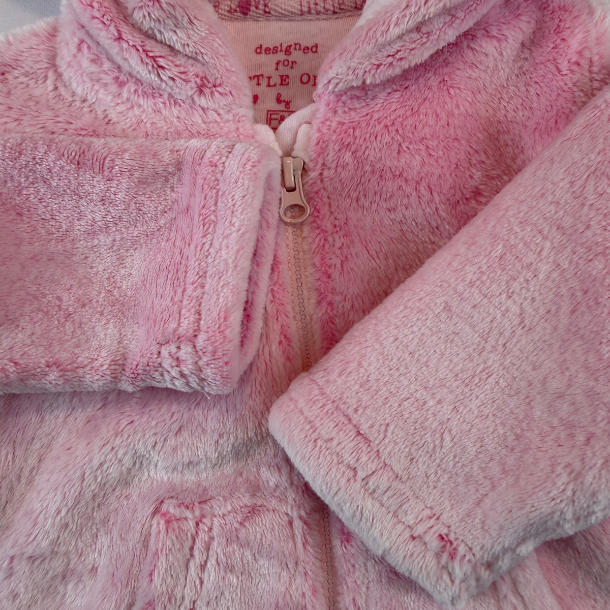 Rosa Fleecejacke mit Kapuze und Öhrchen, Reißverschluss und Taschen – sleeve