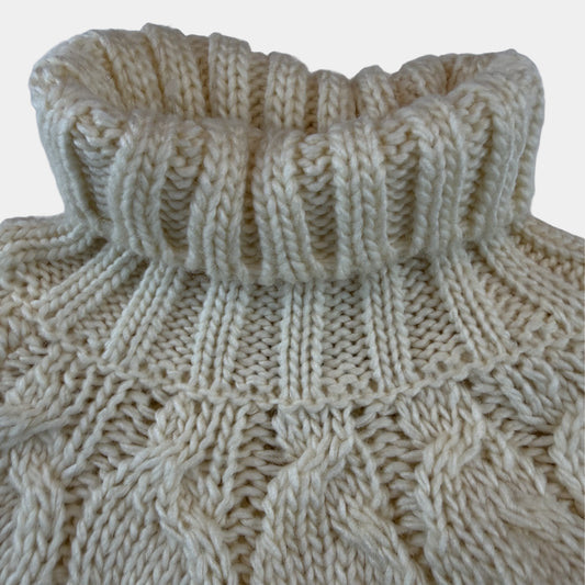 Cremeweißer Strickponcho mit Zopfmuster und Rollkragen für Kinder – detail