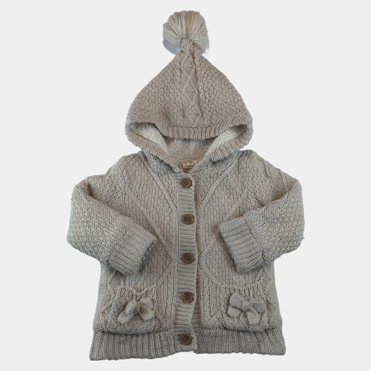 Beige Baby-Strickjacke mit Kapuze, Bommel, Knöpfen und Taschen – front