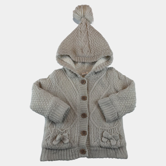 Beige Baby-Strickjacke mit Kapuze, Bommel, Knöpfen und Taschen – front