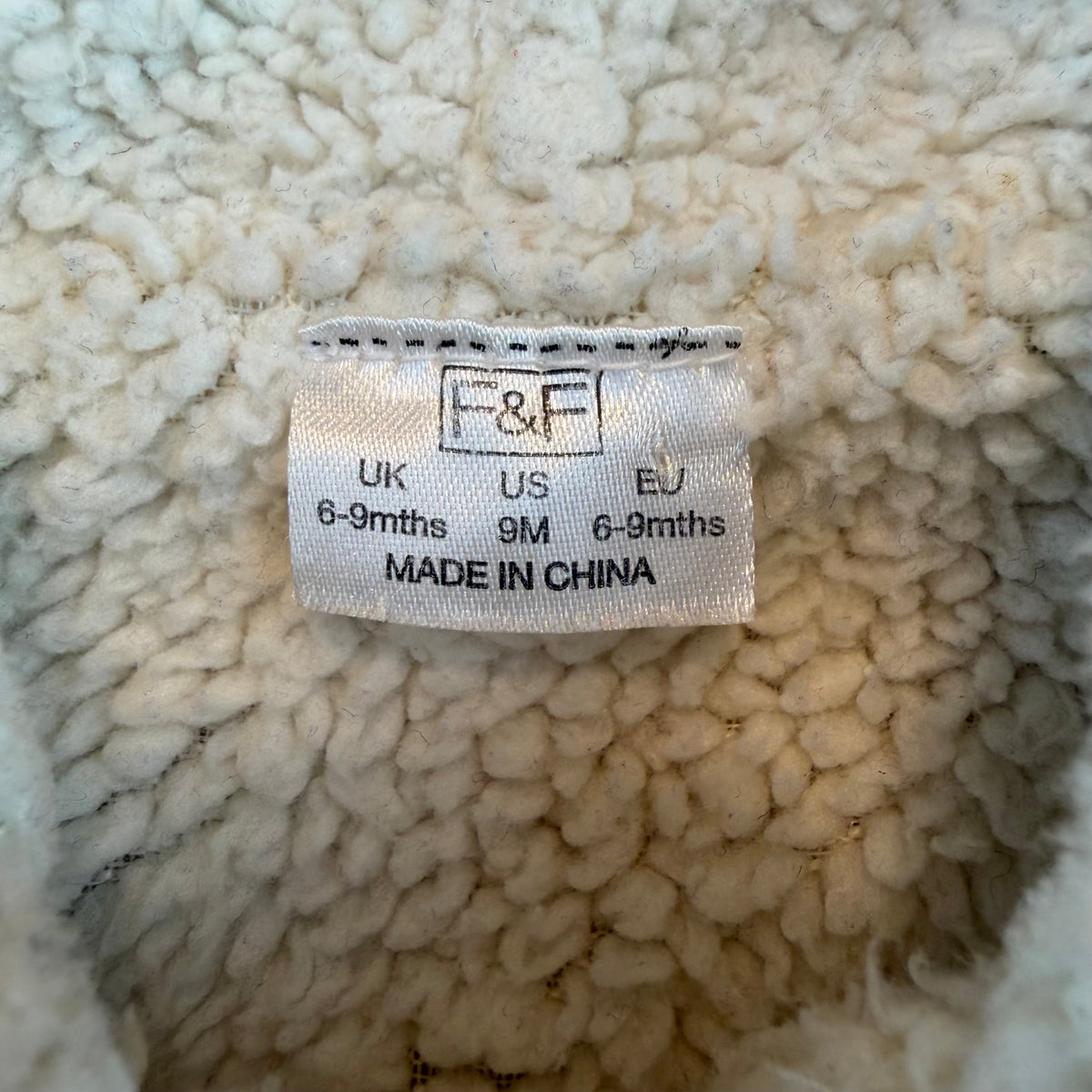 Beige Baby-Strickjacke mit Kapuze, Bommel, Knöpfen und Taschen – label