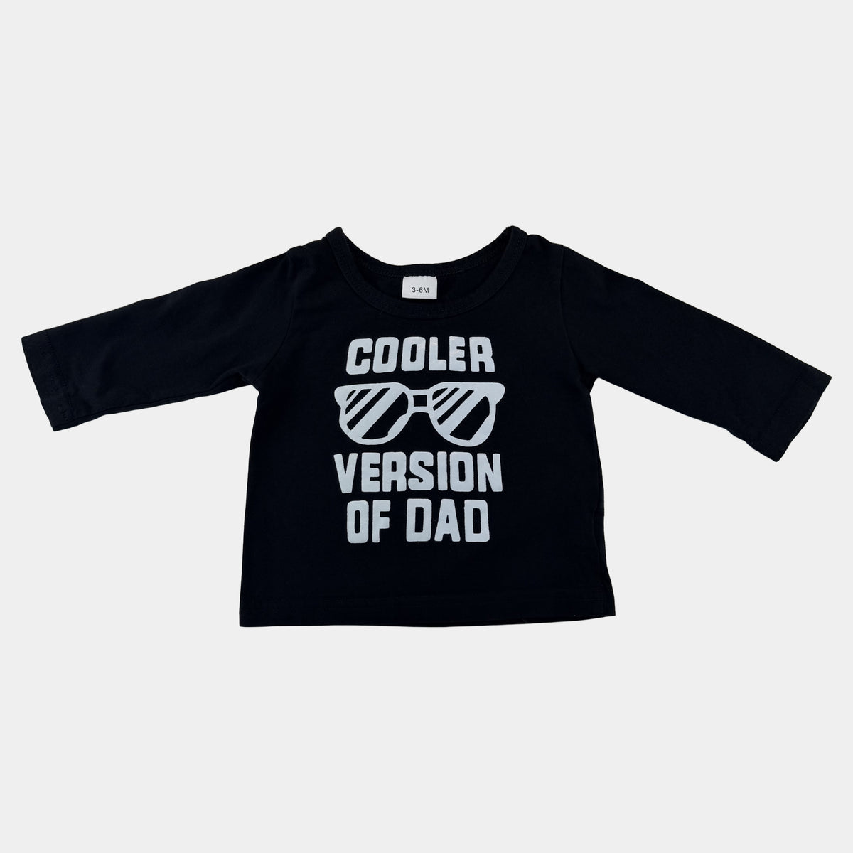 Schwarzes Baby-Langarmshirt mit weißem Print "Cooler Version of Dad" und Sonnenbrillen-Motiv – front