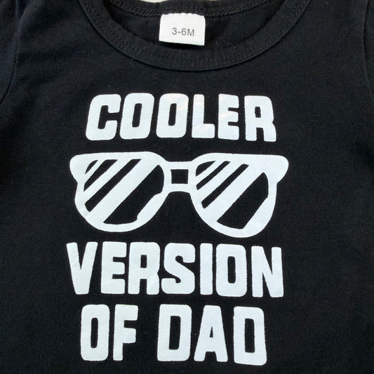 Schwarzes Baby-Langarmshirt mit weißem Print "Cooler Version of Dad" und Sonnenbrillen-Motiv – detail