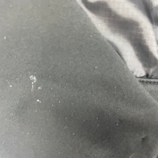 Schwarzer Poloshirt mit Reißverschluss und Logo-Detail – detail