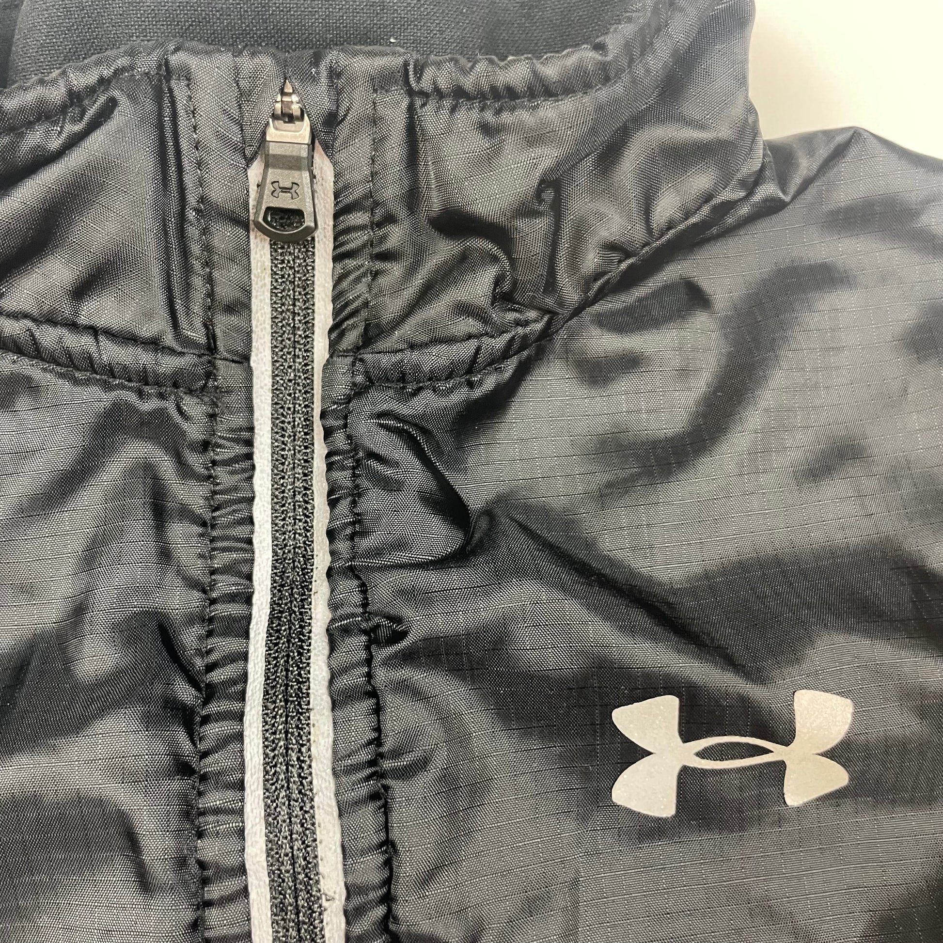 Schwarzer Poloshirt mit Reißverschluss und Logo-Detail – label