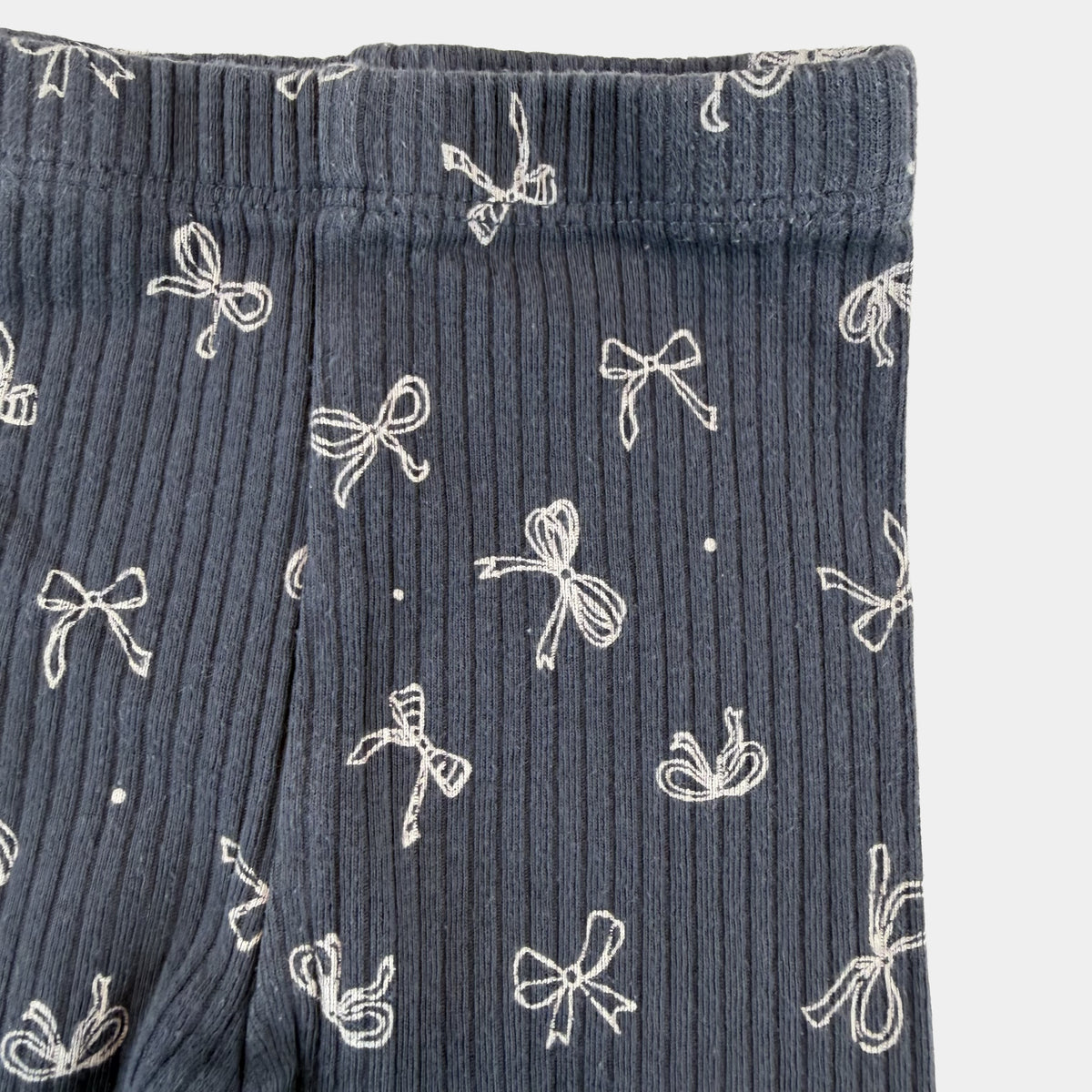 Dunkelgraue gerippte Baby-Leggings mit Schleifenmuster und elastischem Bund – fabric