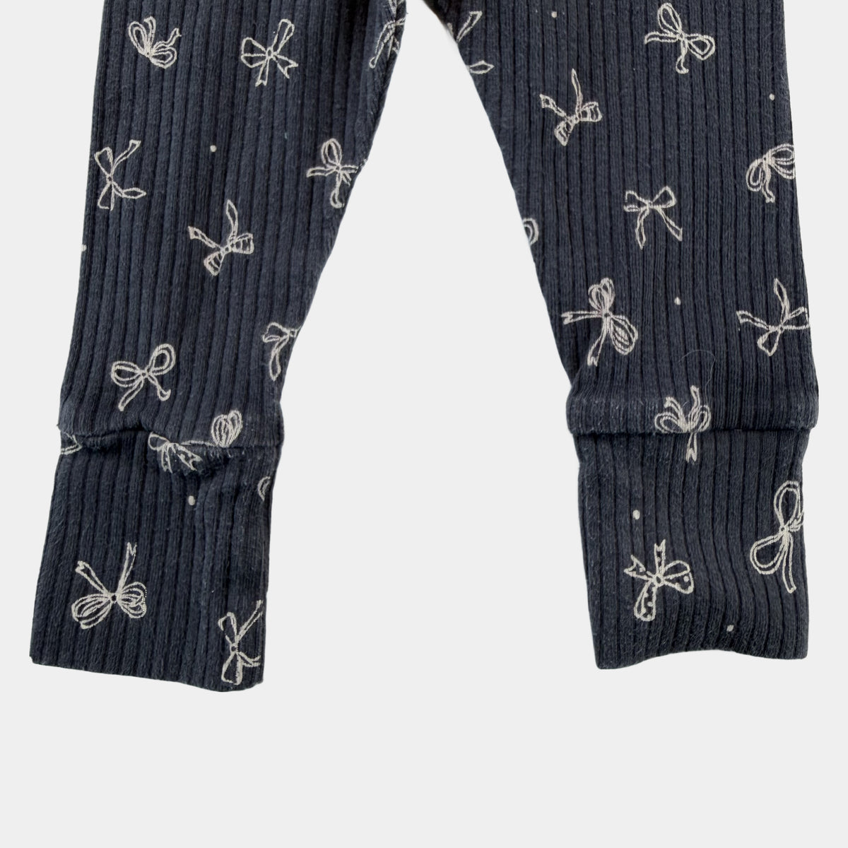 Dunkelgraue gerippte Baby-Leggings mit Schleifenmuster und elastischem Bund – detail