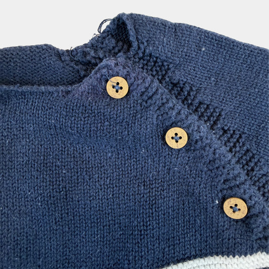 Dunkelblauer Baby-Strickpullover mit weißen Streifen und Schulterknöpfen – detail