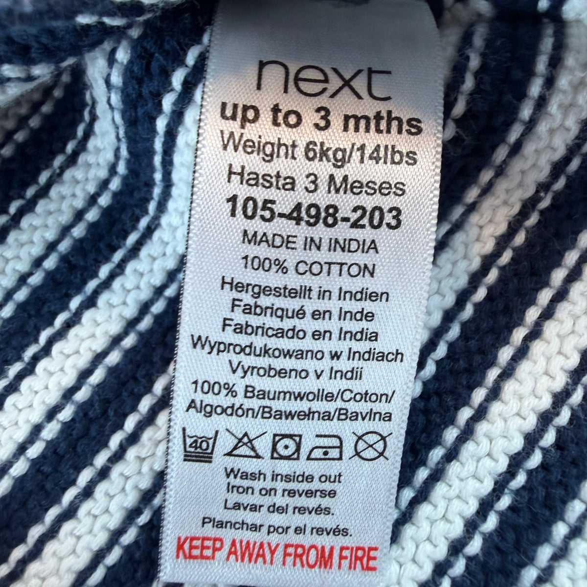 Dunkelblauer Baby-Strickpullover mit weißen Streifen und Schulterknöpfen – label