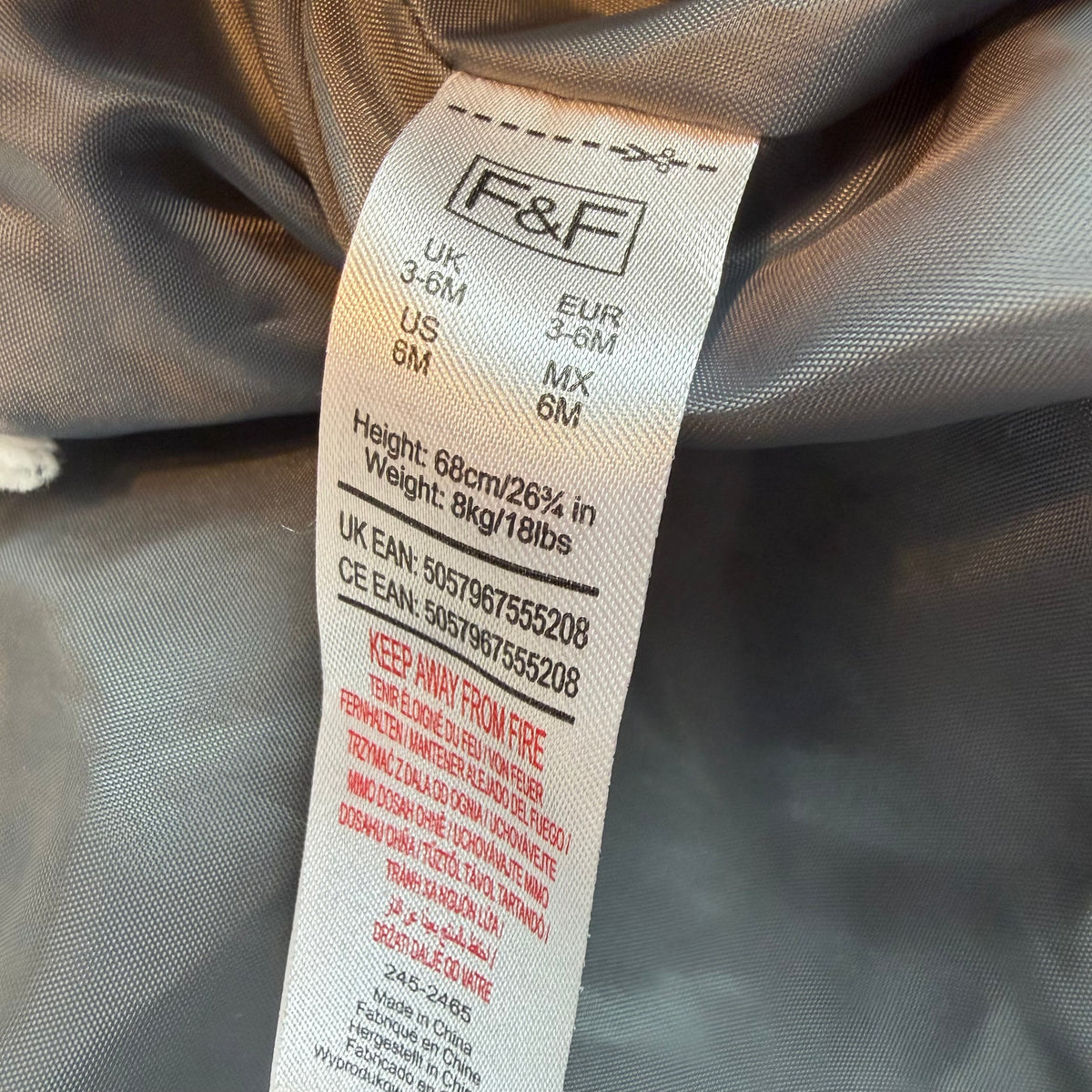 Grauer F&F Baby-Schneeoverall mit Dino-Muster und Kapuze, Größe 6–9 Monate – label