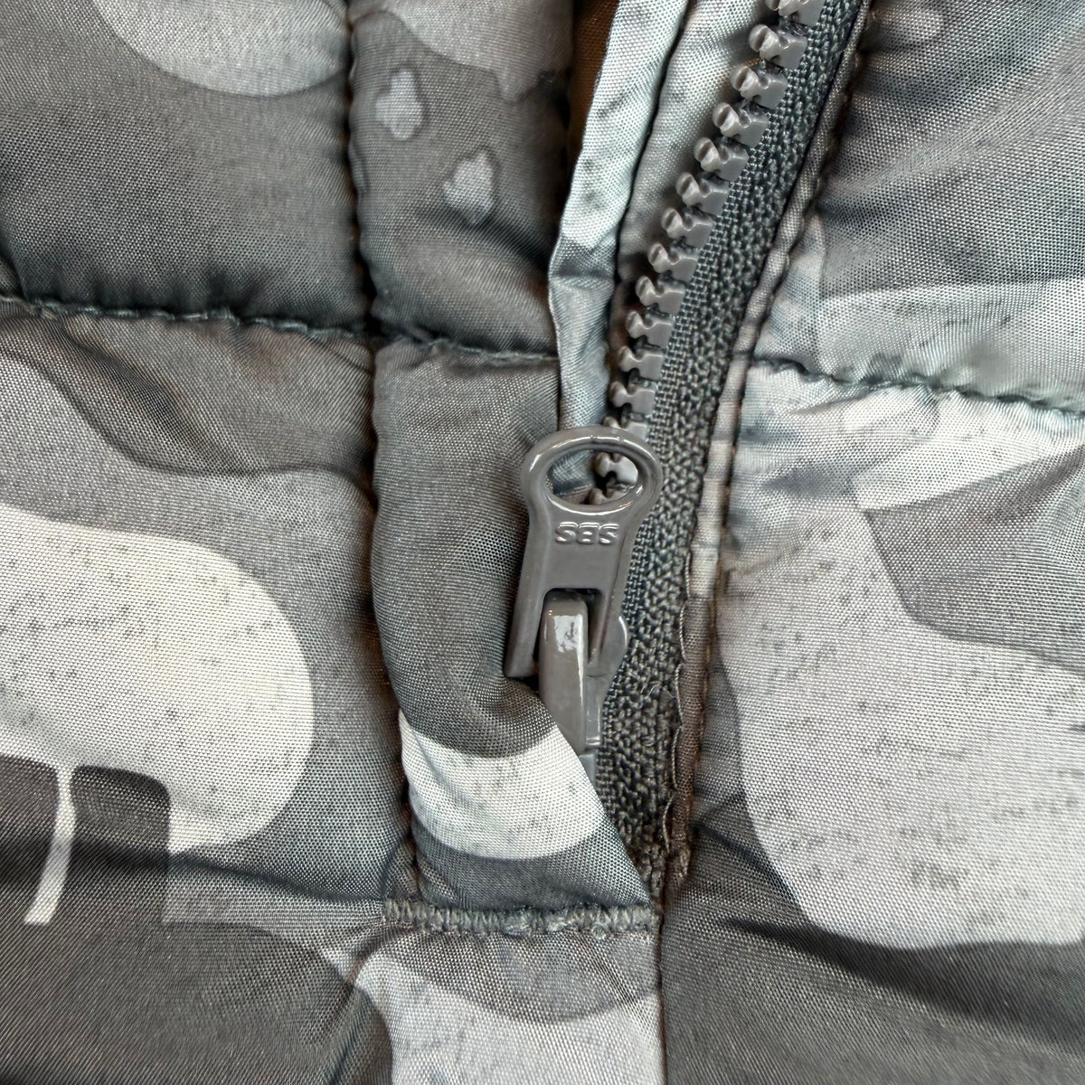Grauer F&F Baby-Schneeoverall mit Dino-Muster und Kapuze, Größe 6–9 Monate – zip