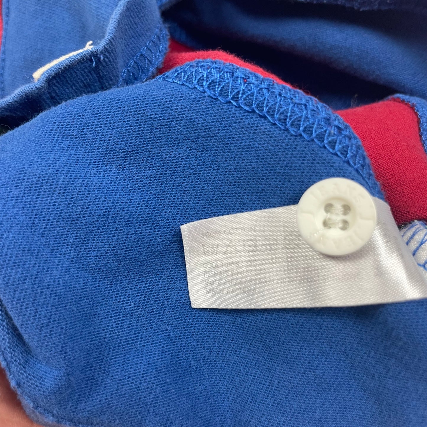 Rotes und blaues Langarmshirt mit Streifenmuster und Kragen – inside