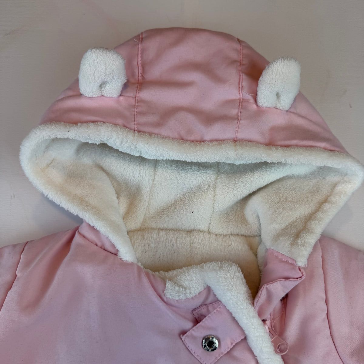 Rosa Baby-Schneeoverall mit Kapuze, Teddyfutter, Füßlingen und Fäustlingen – detail