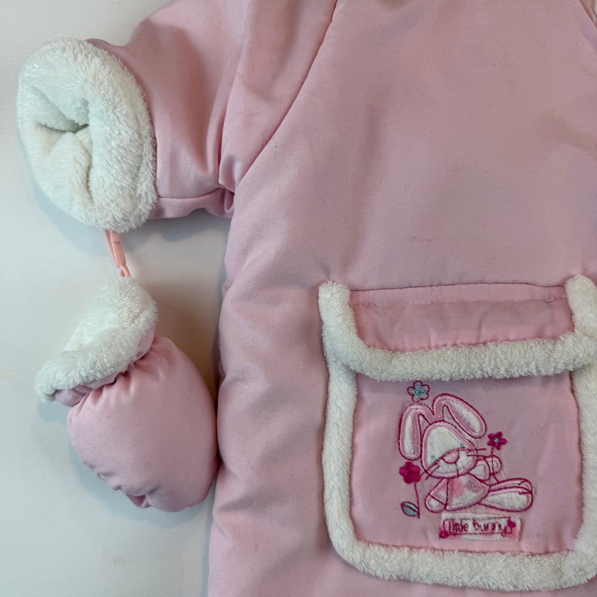 Rosa Baby-Schneeoverall mit Kapuze, Teddyfutter, Füßlingen und Fäustlingen – sleeve