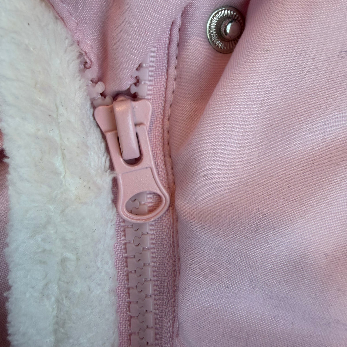Rosa Baby-Schneeoverall mit Kapuze, Teddyfutter, Füßlingen und Fäustlingen – zip