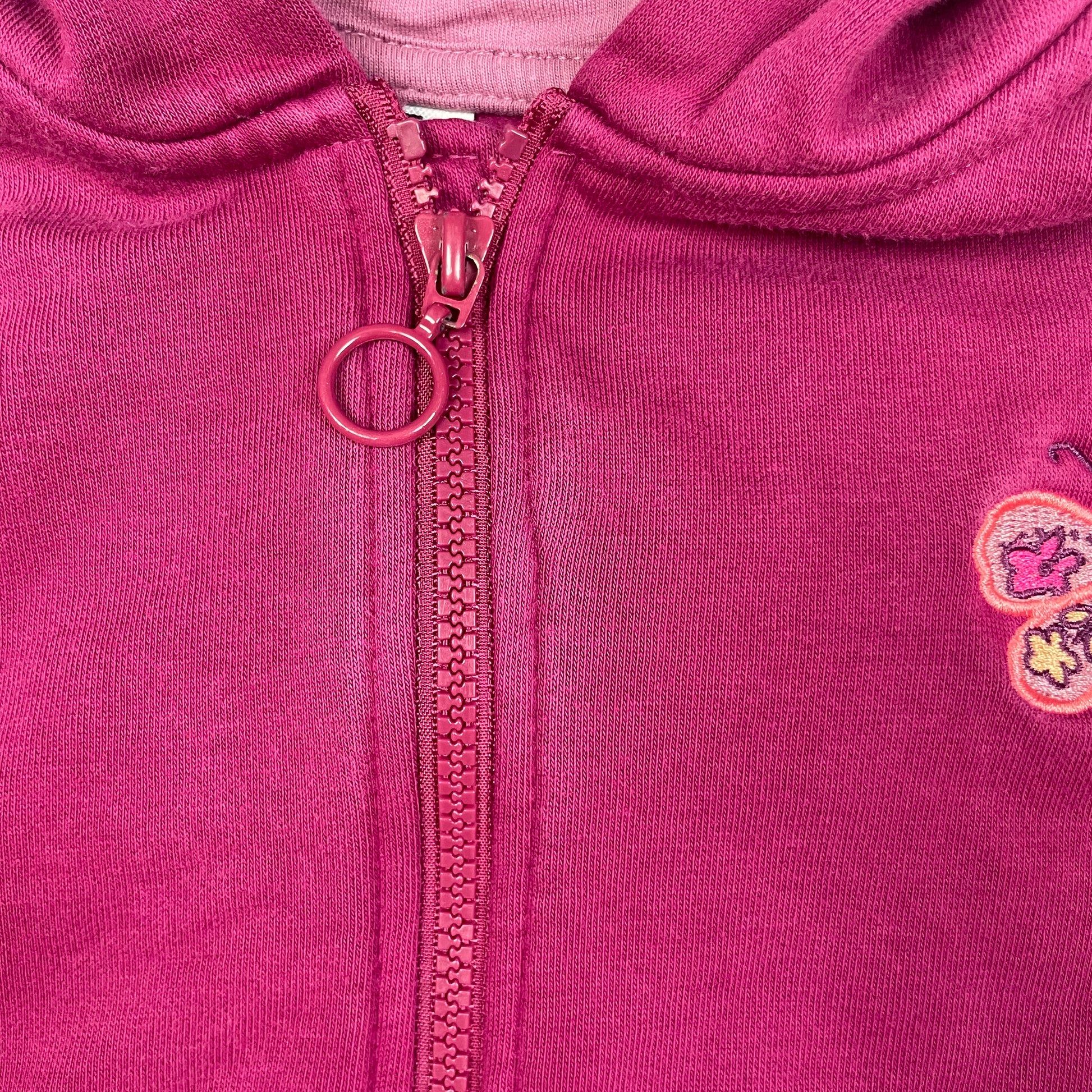 Lila Kapuzenjacke mit Schmetterlingsmotiv für Mädchen, Größe 8 Jahre (128 cm) – close‑up